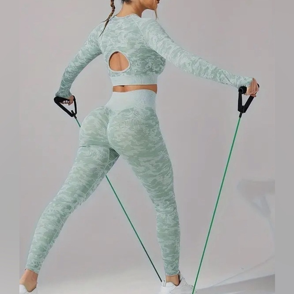 Slim Fit Yoga Set - NEW -Long Sleeves Crop Top/High Waist Butt Lifting Yoga Pant - Picture 2 of 6